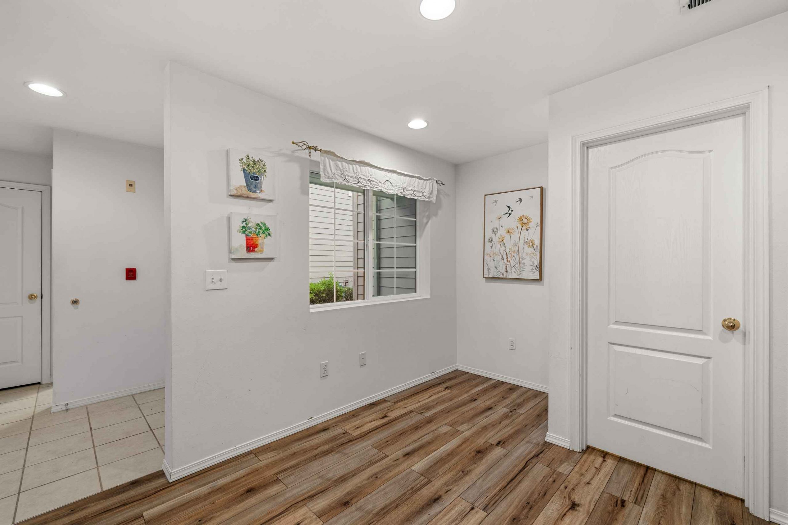 Spacious corridor just inside the front door scaled.jpg